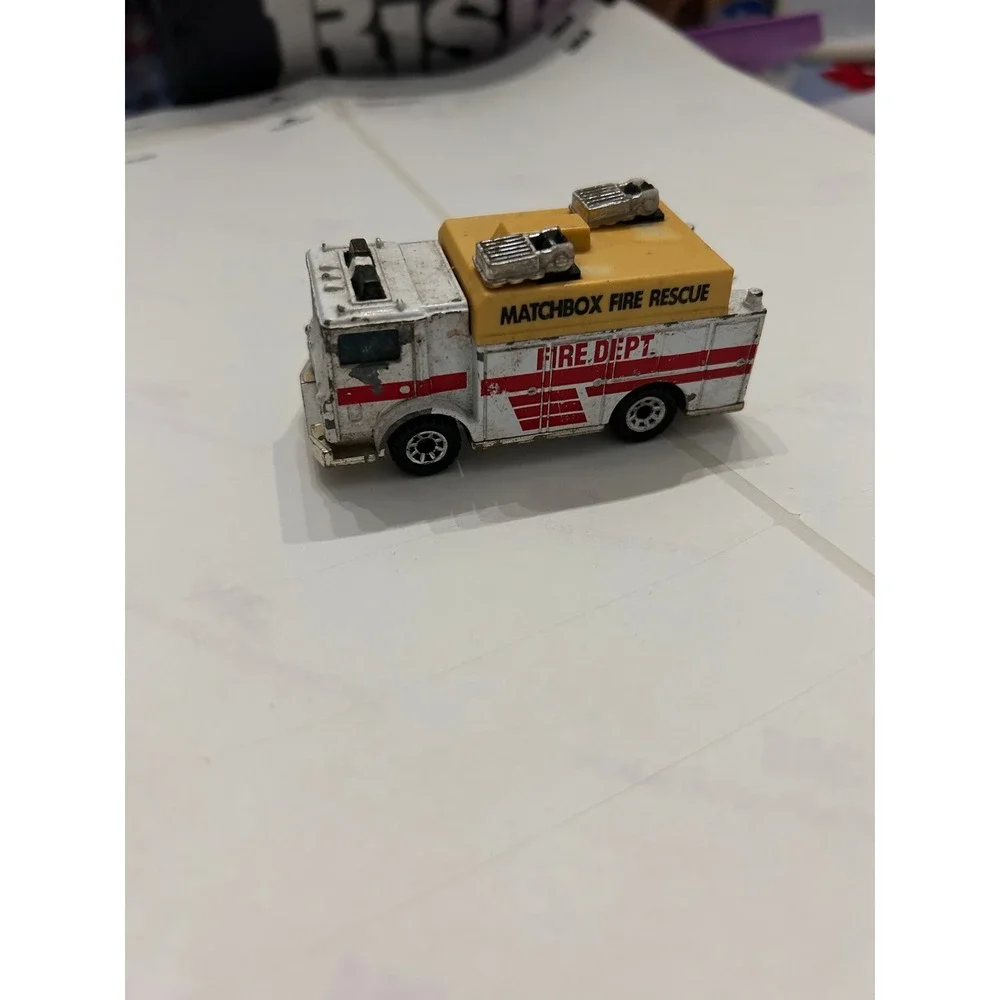 Vintage 1991 Matchbox Mack Auxiliary Power Truck Fire Dept Rescue White Red 1:64